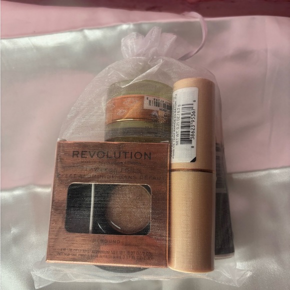 Mystery bag of 5 pieces of makeup. - Picture 3 of 4